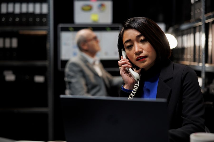 señora en una oficina hablando por telefono